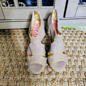 Betsey Johnson Women’s Star Cutout Peep Toe Heels – Size 6.5M | Beige with Neon